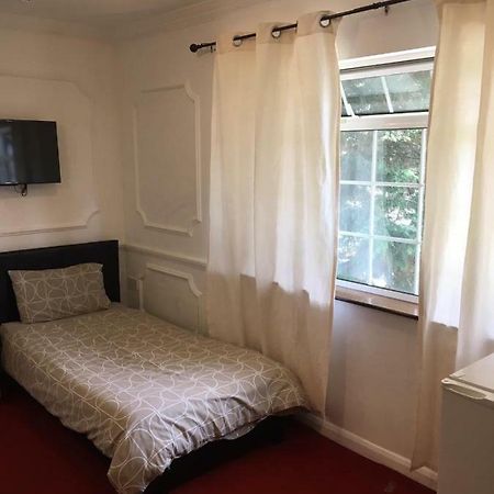 Hatfield Save-Money Rooms - 10Over10 For Price! Εξωτερικό φωτογραφία